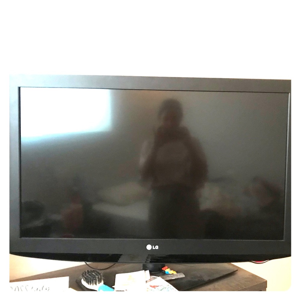 32” Flat Screen TV